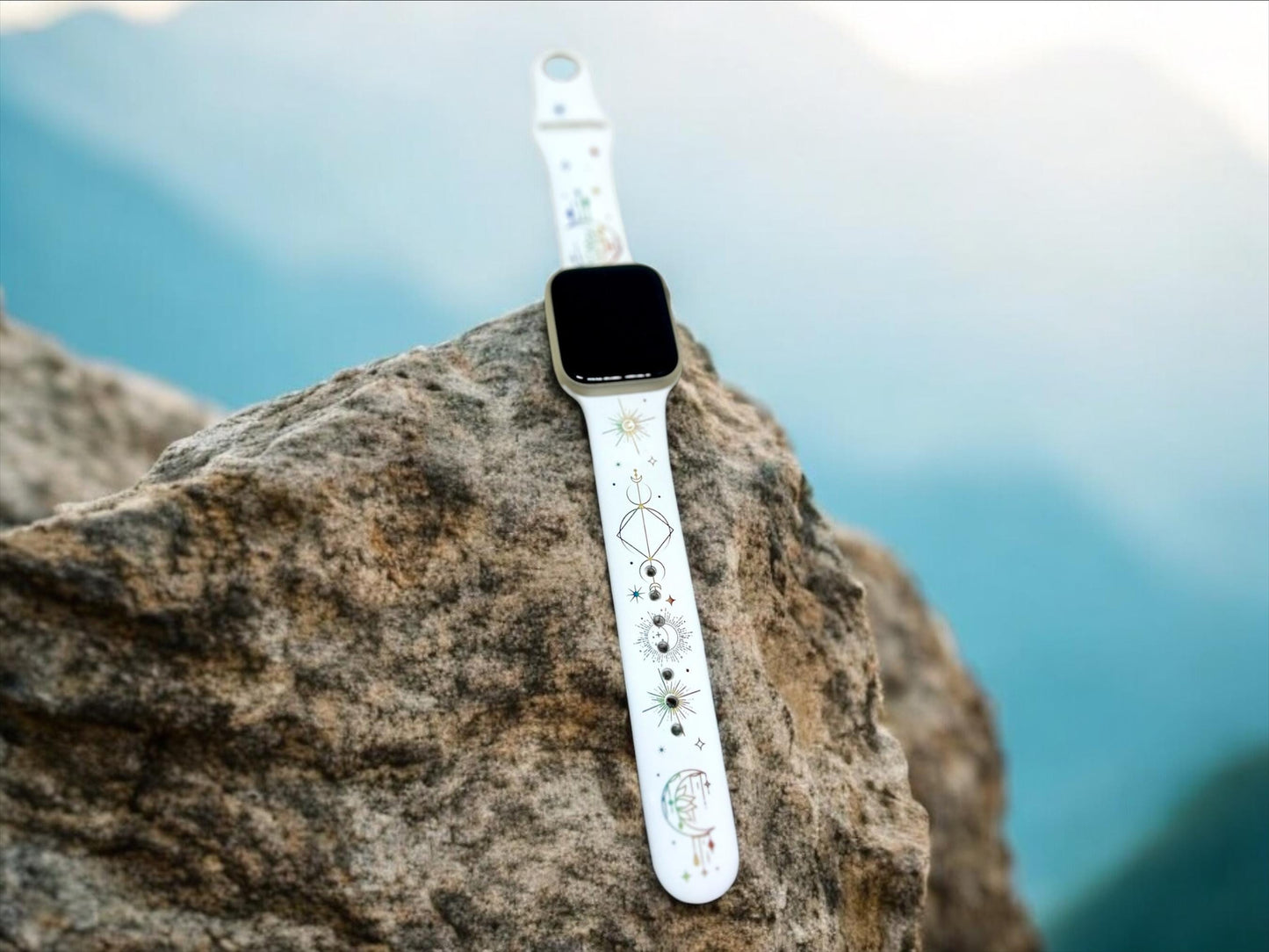 Sonne, Mond und Sterne - Celestial mit bunten Regenbogenhintergrund, graviertes Silikon Apple Watch Sport Band