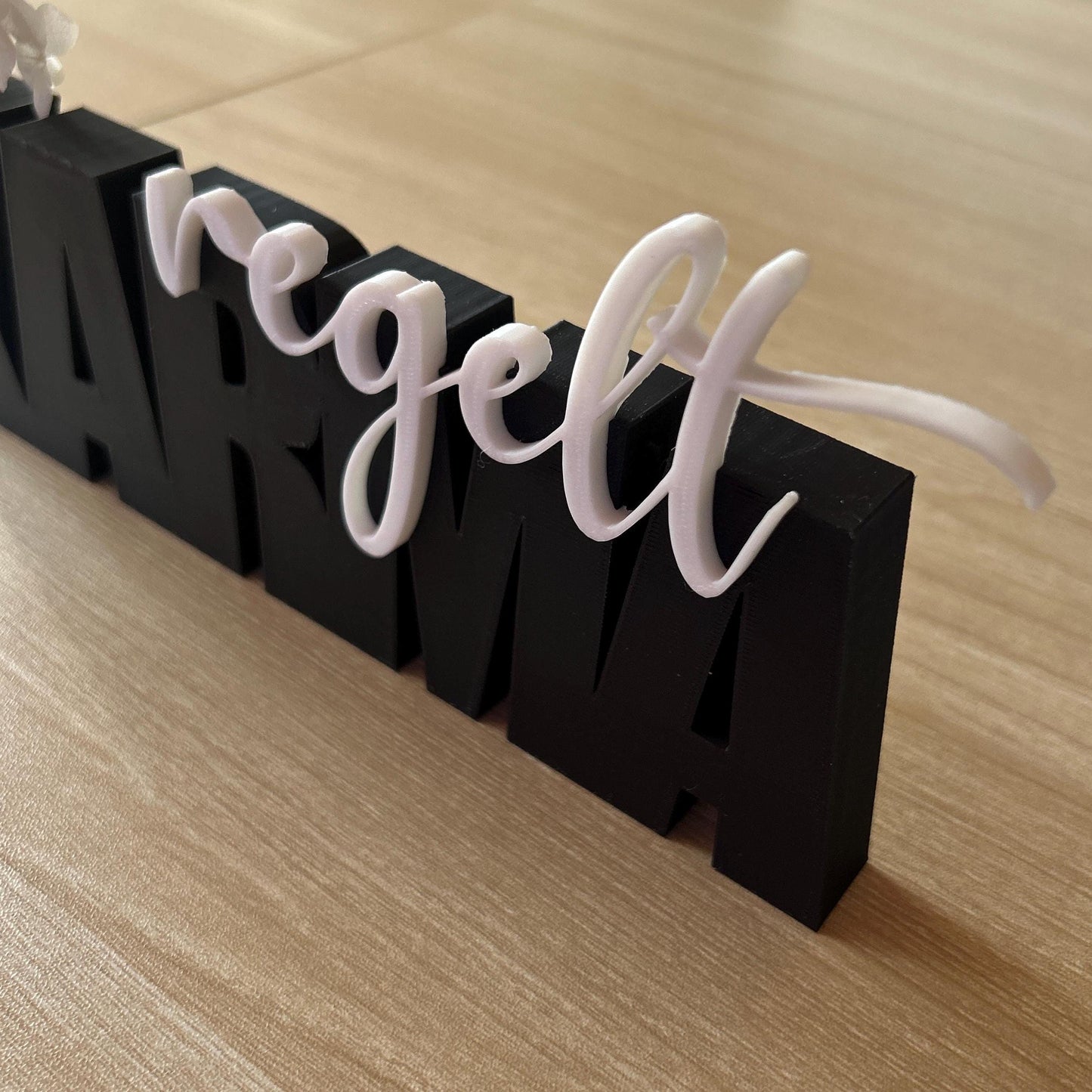 3D Schild "Karma regelt", Aufsteller, Schrift, Wohndeko