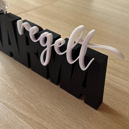 3D Schild "Karma regelt", Aufsteller, Schrift, Wohndeko
