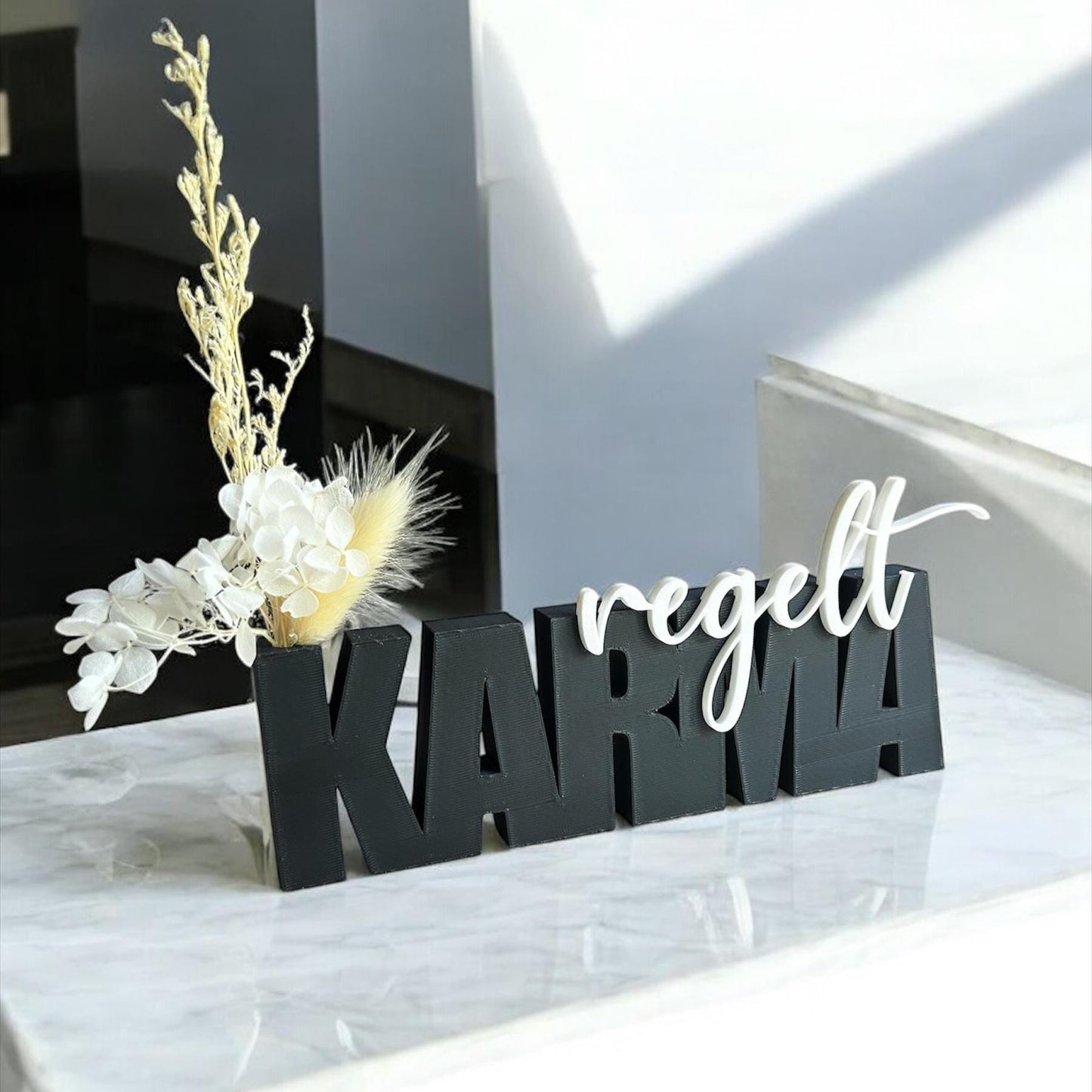 3D Schild "Karma regelt", Aufsteller, Schrift, Wohndeko